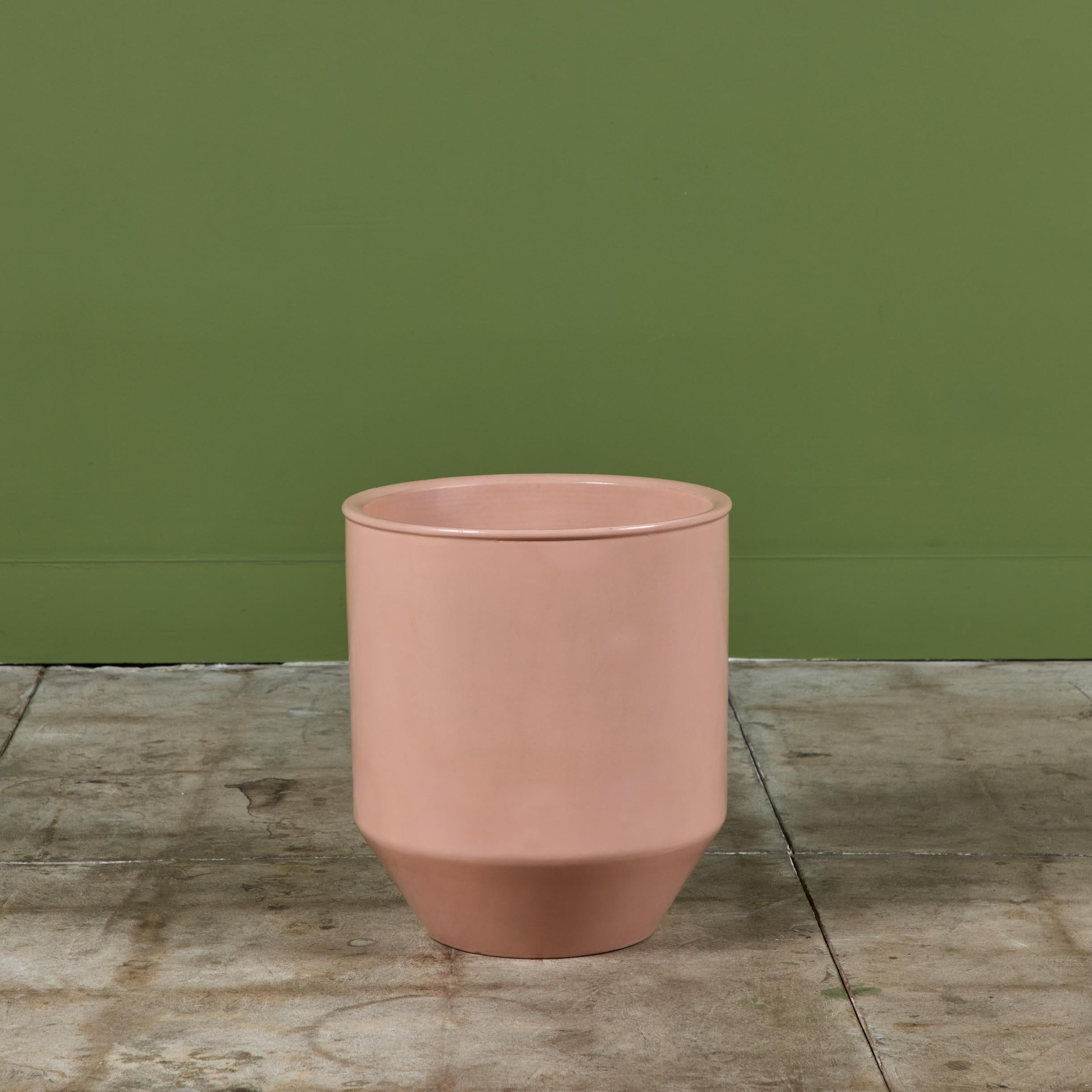Vernissé David Cressey Pink Glazed Bullet Planter pour Architectural Pottery en vente