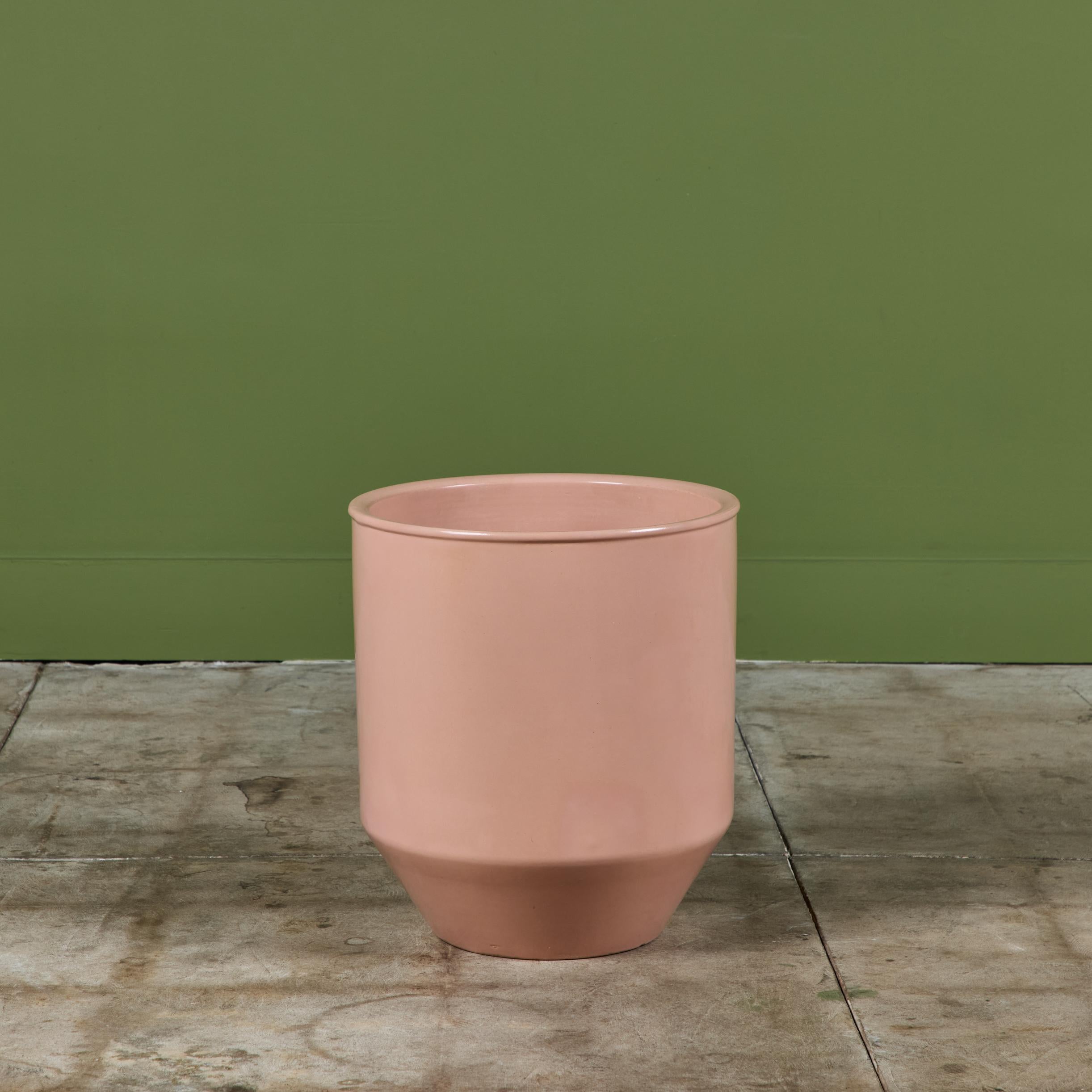 David Cressey Pink Glazed Bullet Planter pour Architectural Pottery Excellent état - En vente à Los Angeles, CA