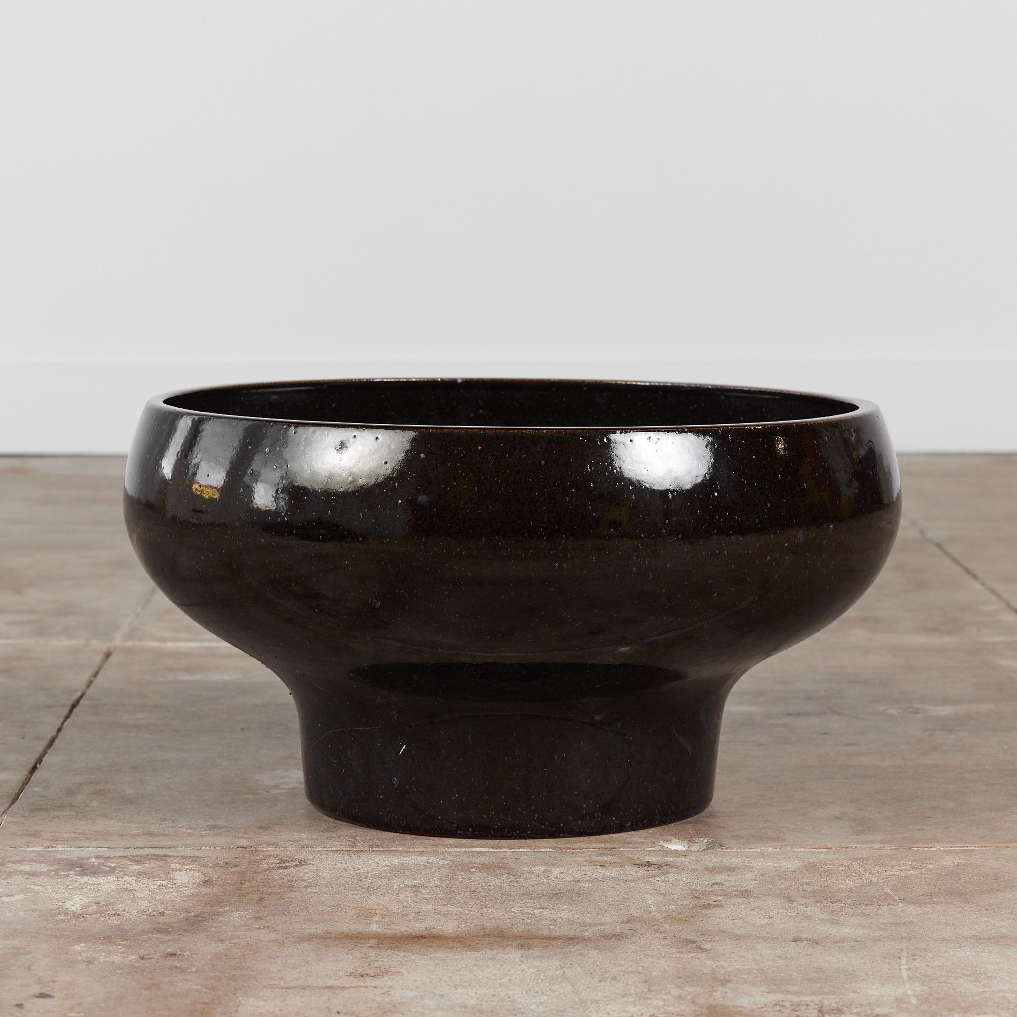Ceramic planter from David Cressey's Pro/Artisan collection for Architectural Pottery. The 4066 pedestal bowl planter has a wide belly that tapers at the base with a charcoal glazed exterior and interior.

Dimensions
21.75