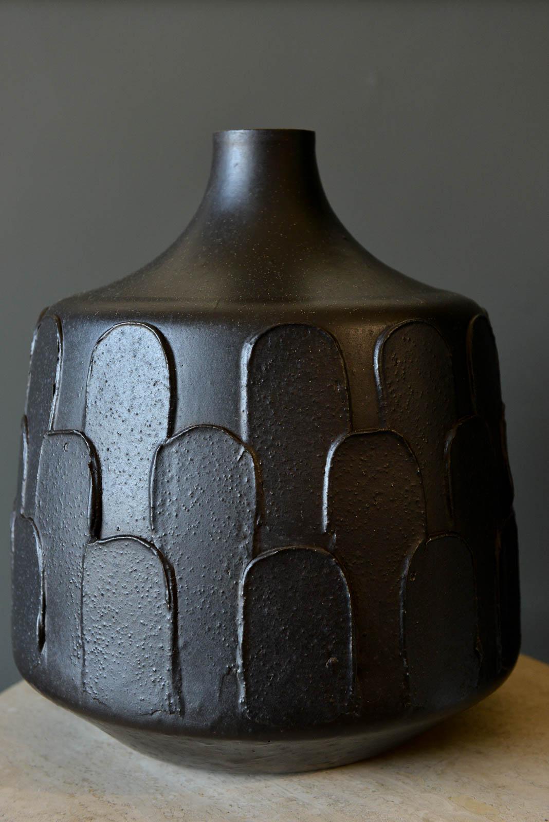 Beautiful leaf pattern vase or lamp base by David Cressey for Artchitectural Pottery Pro/Artisan Series. Can be used as a lamp base, has an open bottom or can also stand alone as a decorative vase. Rare espresso/near black speckle glaze color.