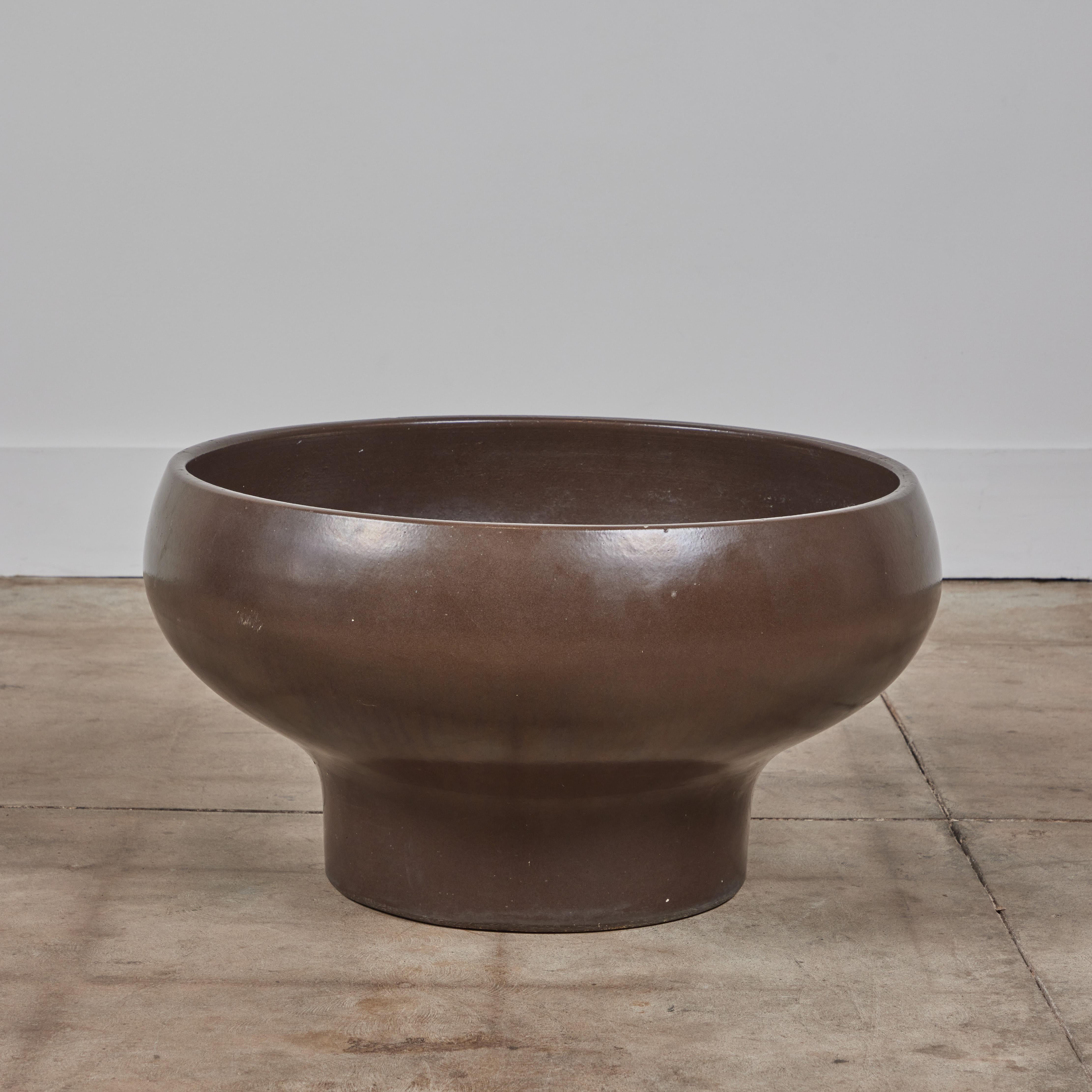 Ceramic planter from David Cressey's Pro/Artisan collection for Architectural Pottery. The 4066 pedestal bowl planter has a wide belly that tapers at the base with a mocha glazed exterior and interior.

Dimensions
22.75