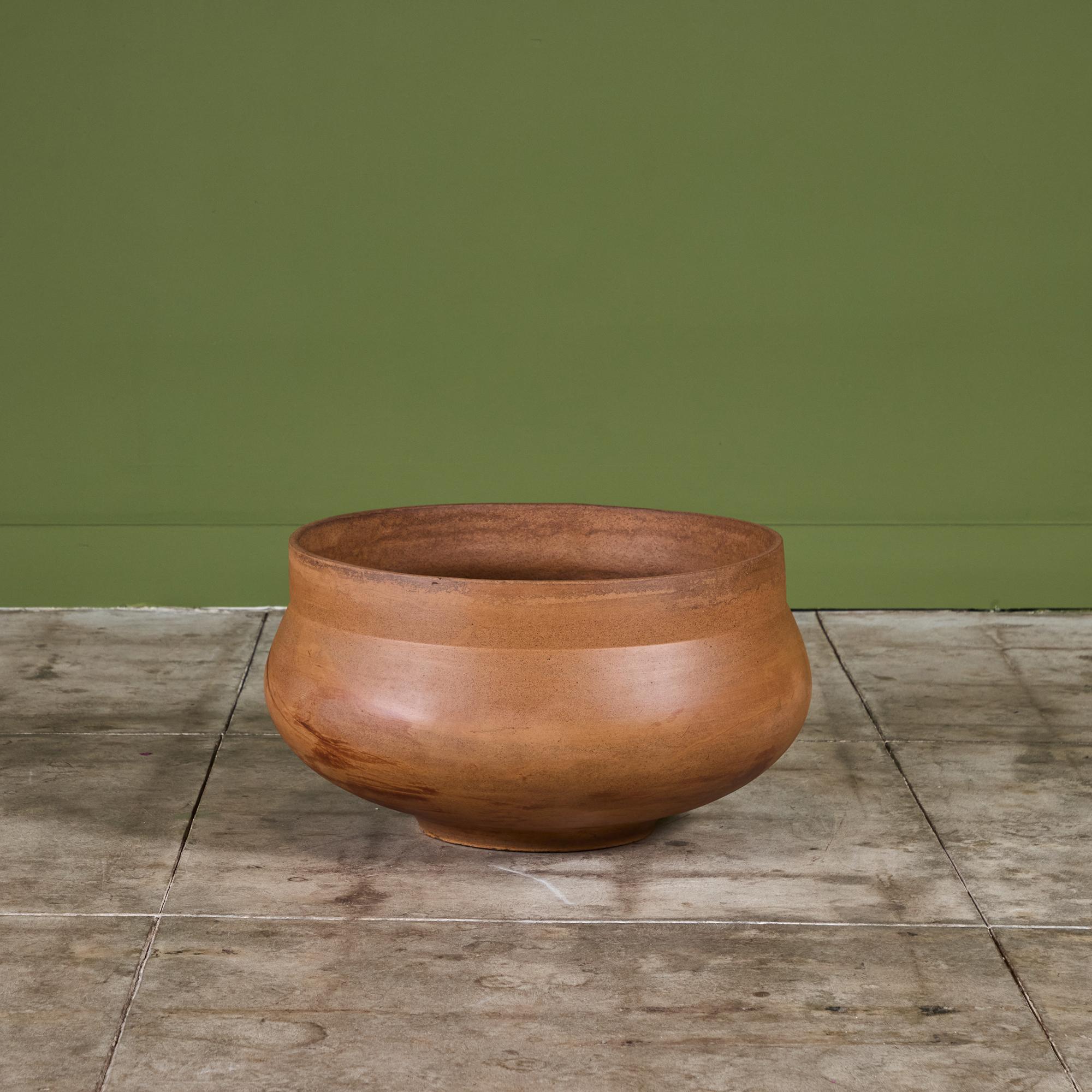 Fioriera di David Cressey per la collezione Pro/Artisan degli anni '60 di Architectural Pottery. La fioriera in gres non smaltato ha i lati leggermente arcuati e il labbro appiattito.

Dimensioniu2028
27