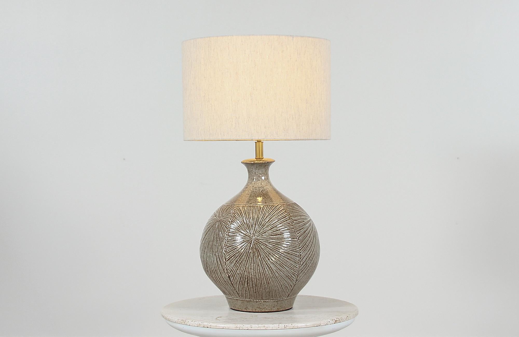 California modern table lamp designed by Modernist duo David Cressey and Robert Maxwell for Architectural Pottery in the United States, circa 1970s. This beautifully sculpted table lamp is part of the Earthgender collection from the collaboration of