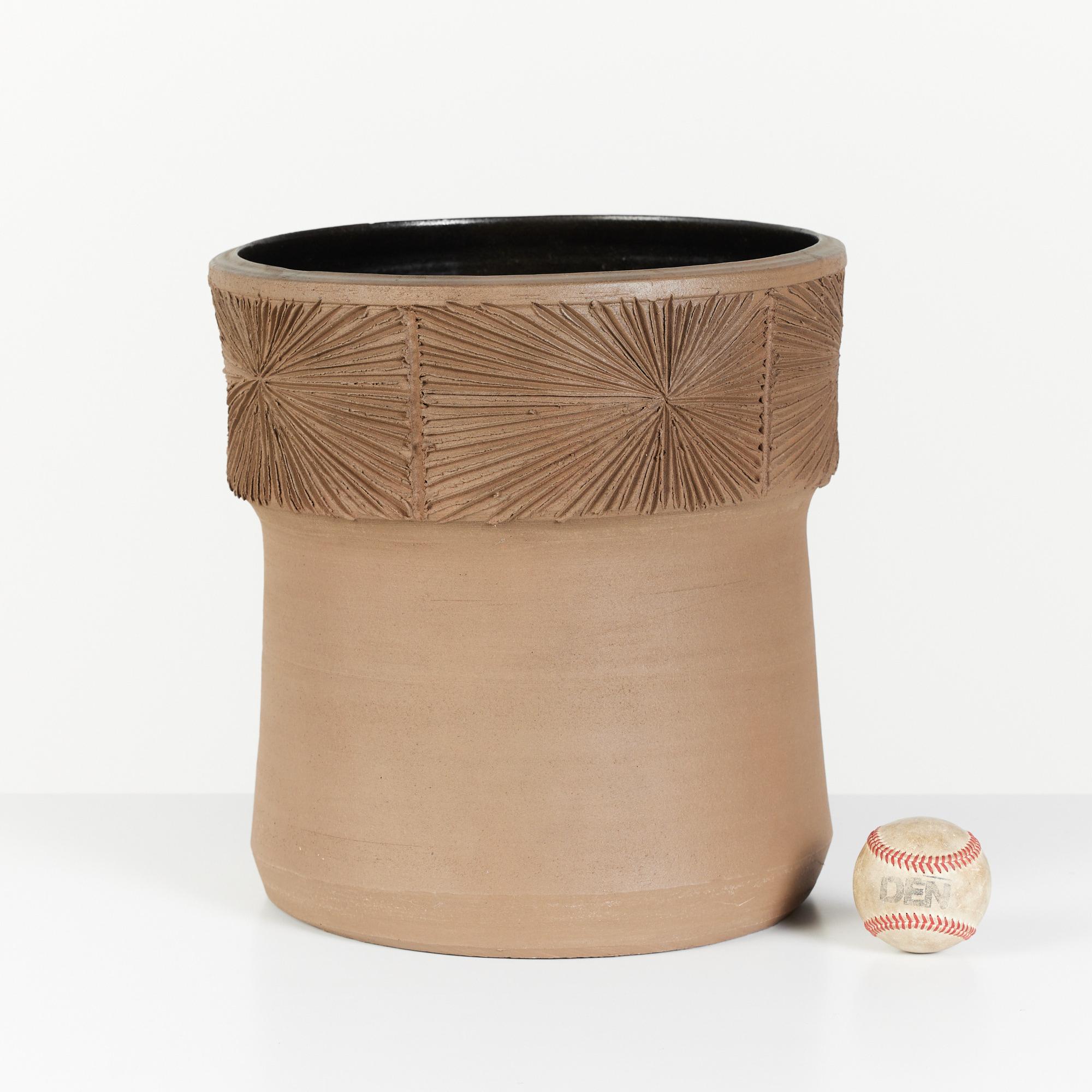 This hand thrown stoneware planter, circa 1970s, USA, is a result of the collaboration between David Cressey & Robert Maxwell to create the line Earthgender. This hand thrown planter features a hand incised 