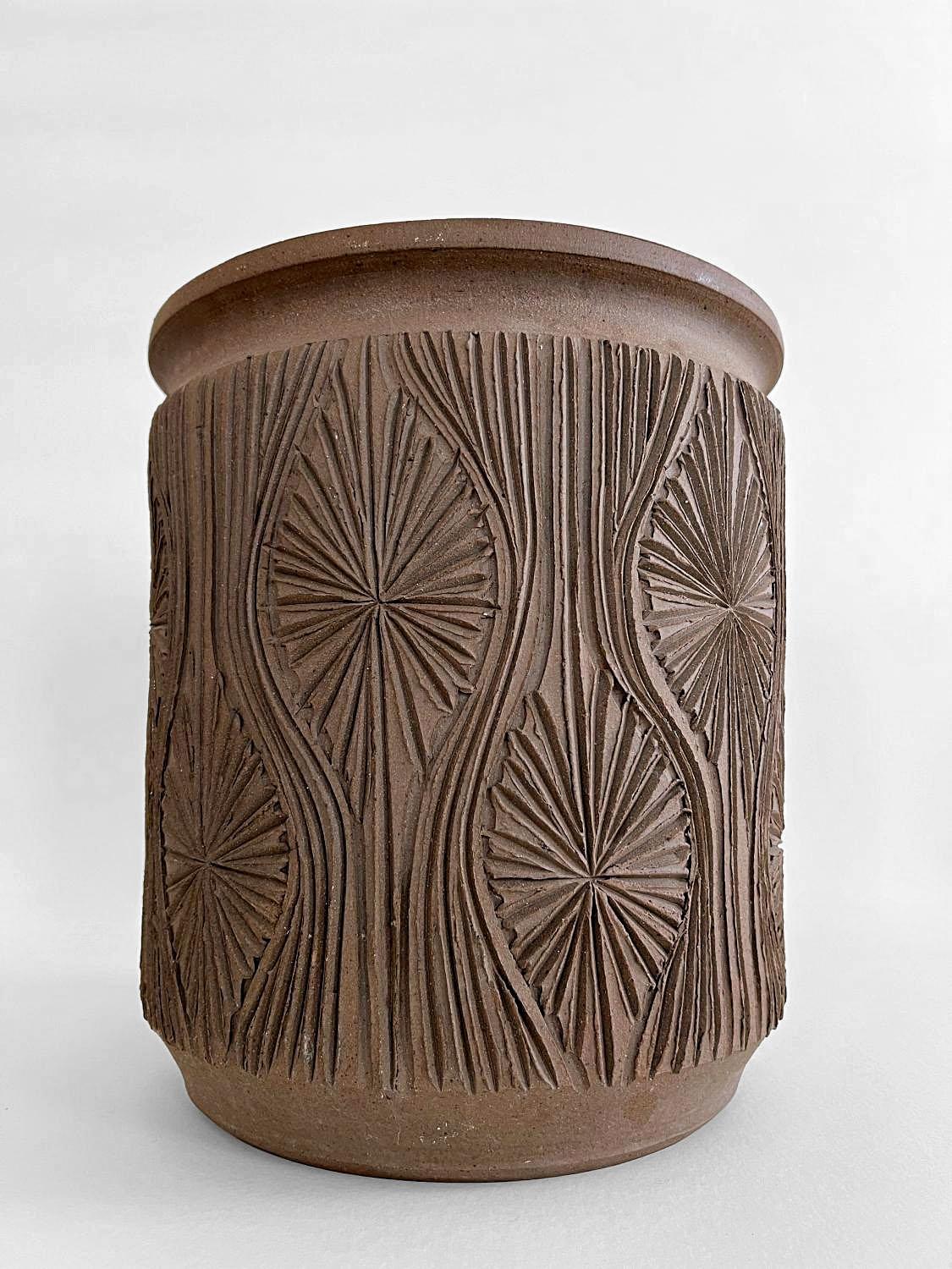 Eccezionale fioriera in gres lavorata a mano da Earthgender, David Cressey e Robert Cressey negli anni Settanta. Questo vaso è inciso con il disegno 