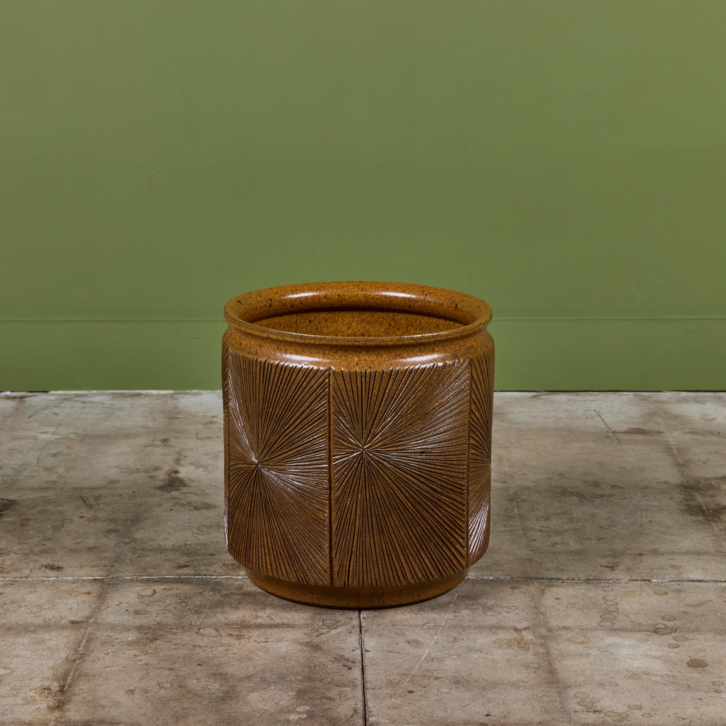 Mid-Century Modern David Cressey & Robert Maxwell “Sunburst” Ochre Planter for Earthgender en vente
