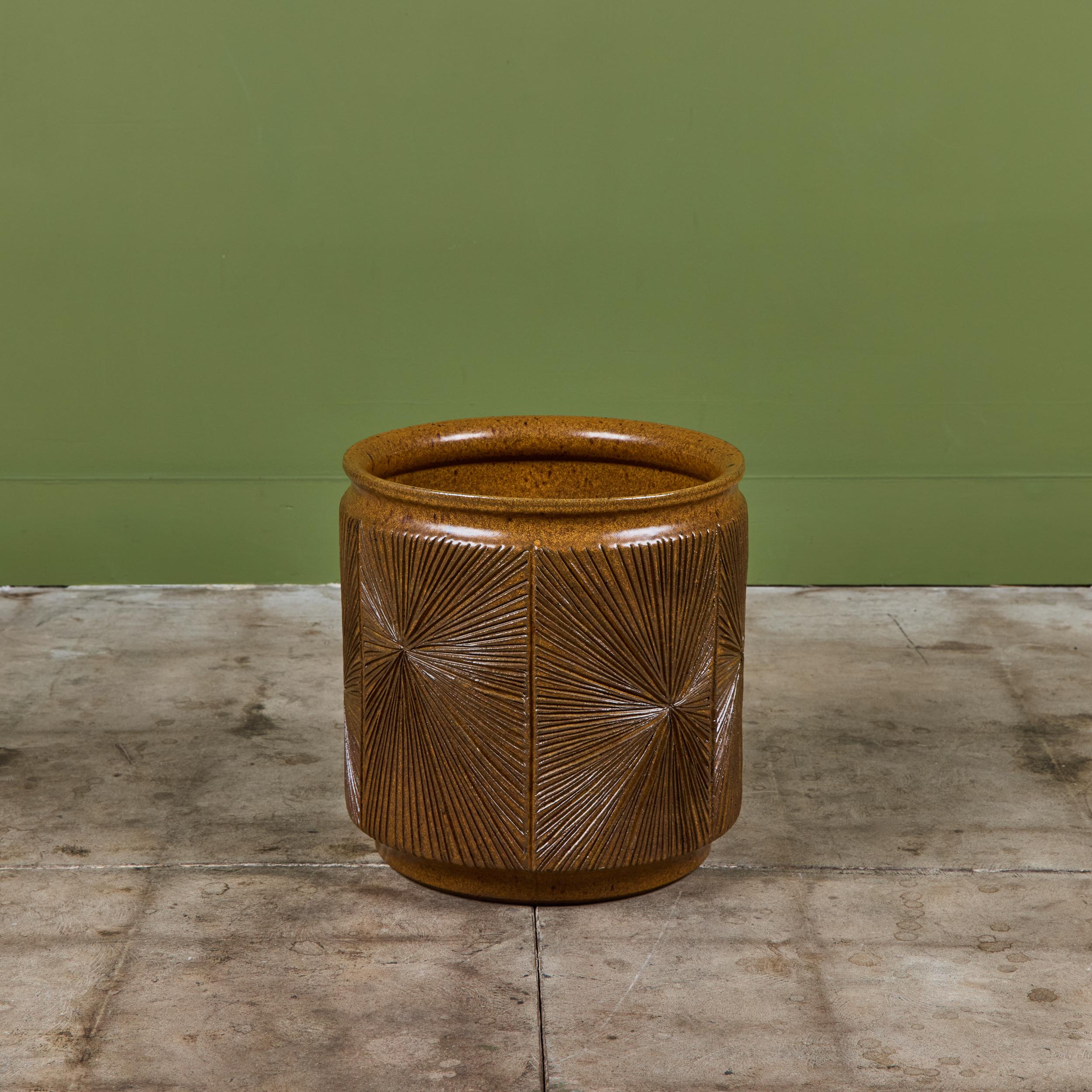 Vernissé David Cressey & Robert Maxwell “Sunburst” Ochre Planter for Earthgender en vente