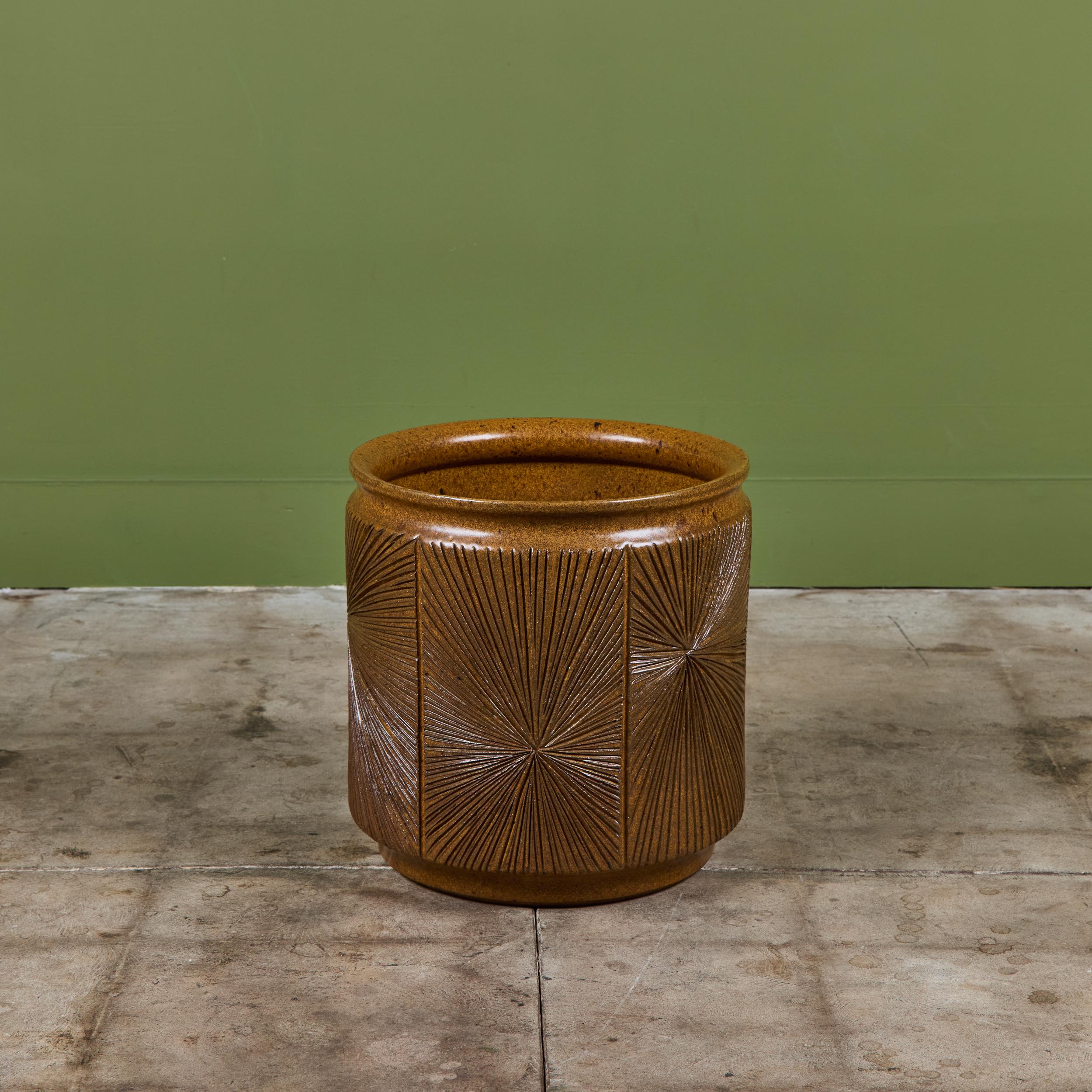 David Cressey & Robert Maxwell “Sunburst” Ochre Planter for Earthgender Bon état - En vente à Los Angeles, CA