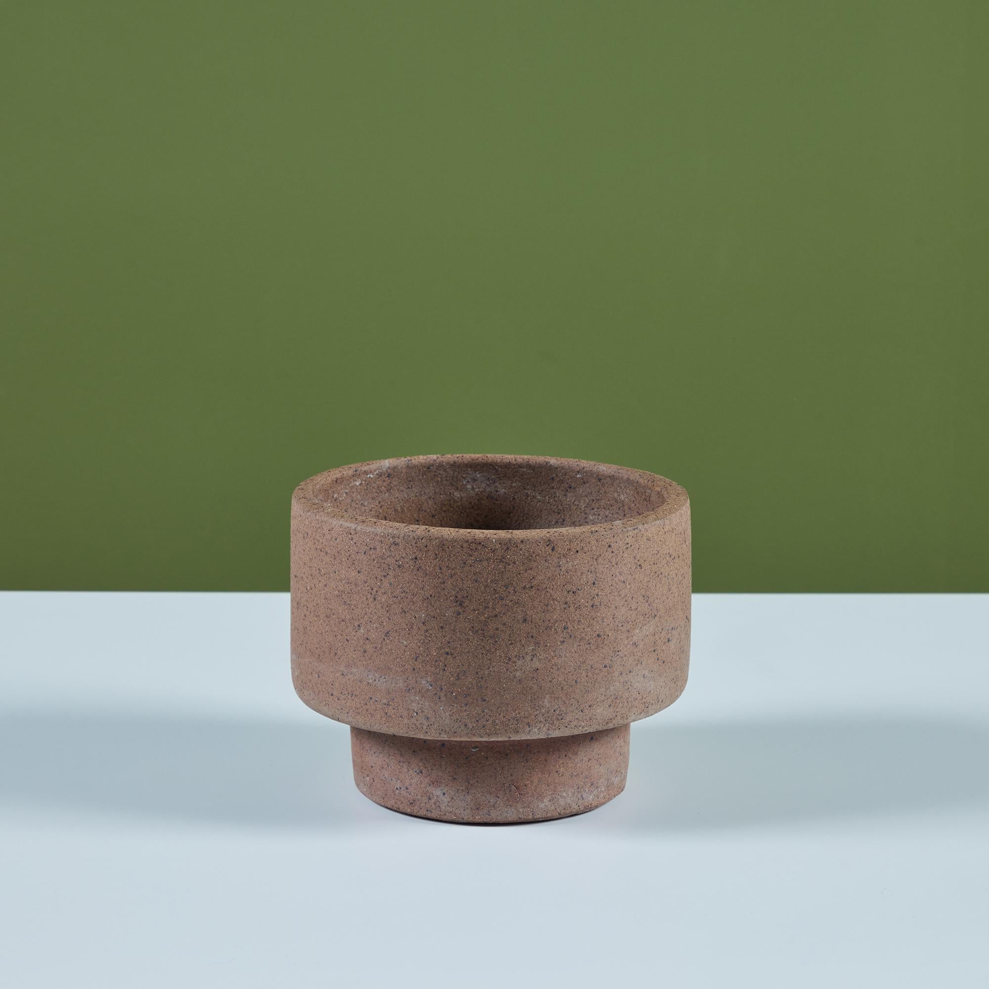 David Cressey Pro/Artisan collection planter pour Architectural Pottery. L'intérieur et l'extérieur de cette jardinière en grès sont en argile naturelle non émaillée de couleur brun chaud.  La petite jardinière de table a un grand corps cylindrique