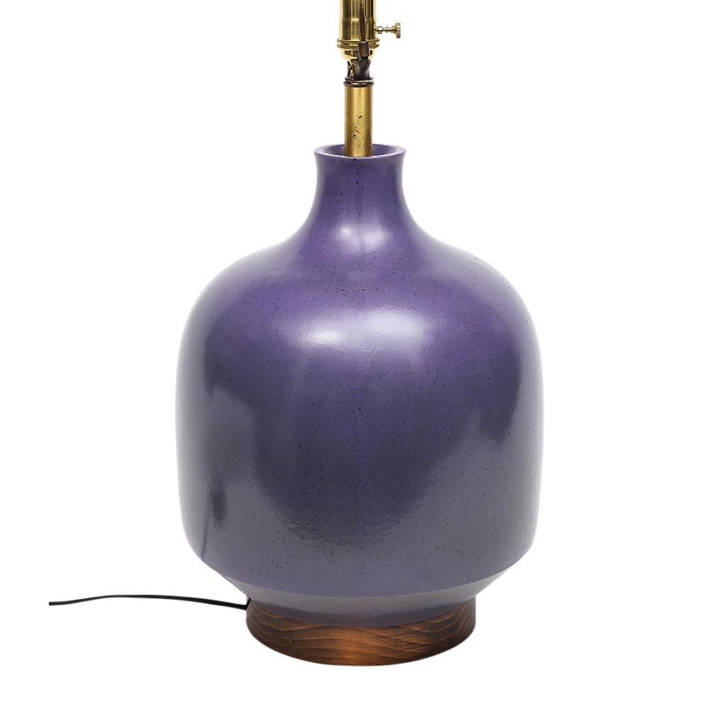 David Cressey-Tischlampe, glasiert, Keramik, Violett (Walnuss) im Angebot