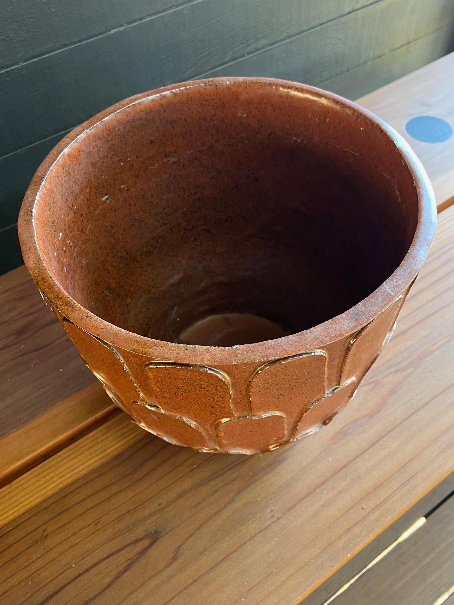 David Cressy Für Architectural Pottery Pro/Artisan Blattmuster Topf Rost Glasur (Glasiert) im Angebot