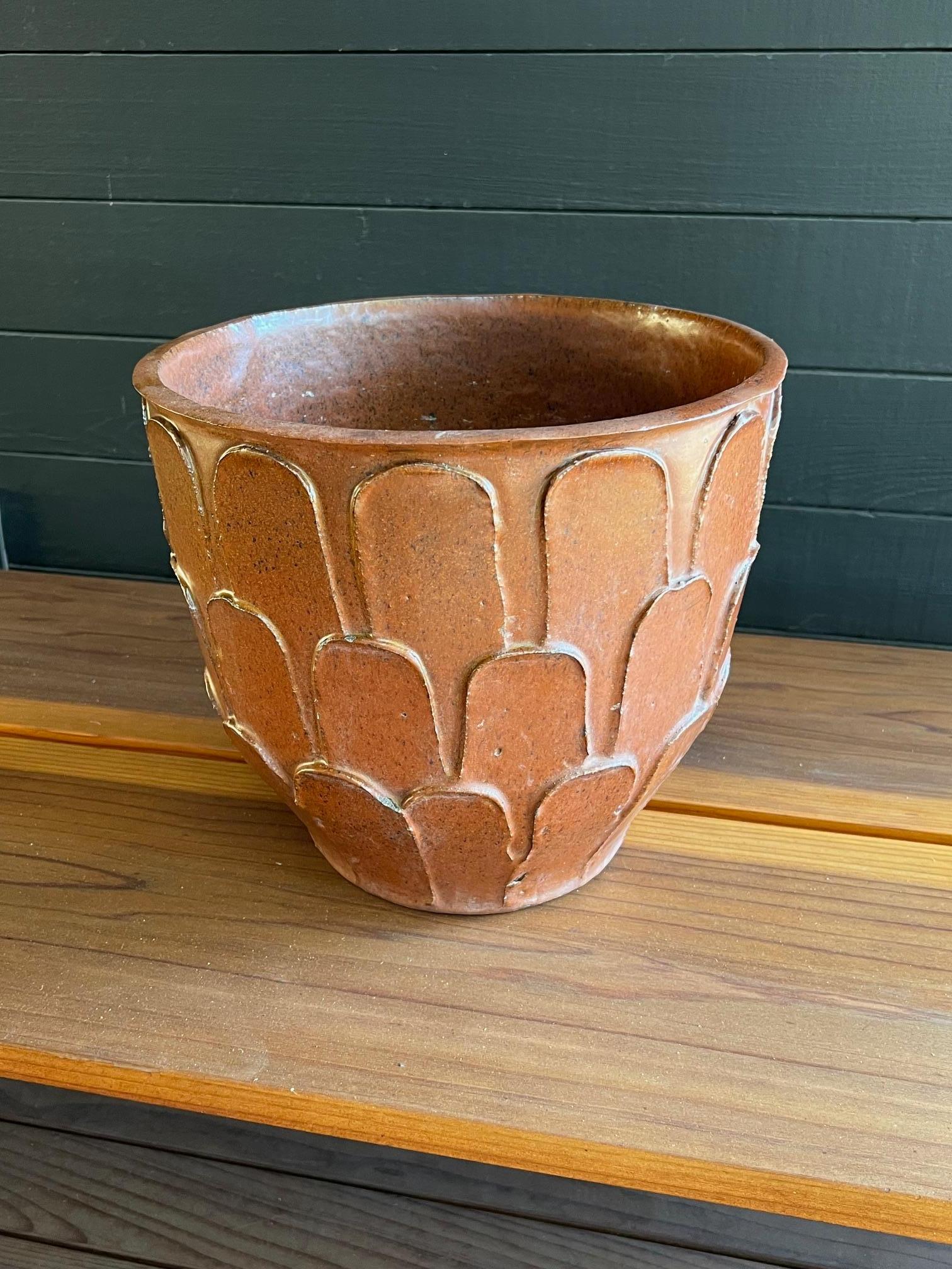 David Cressy Für Architectural Pottery Pro/Artisan Blattmuster Topf Rost Glasur im Zustand „Gut“ im Angebot in Los Angeles, CA