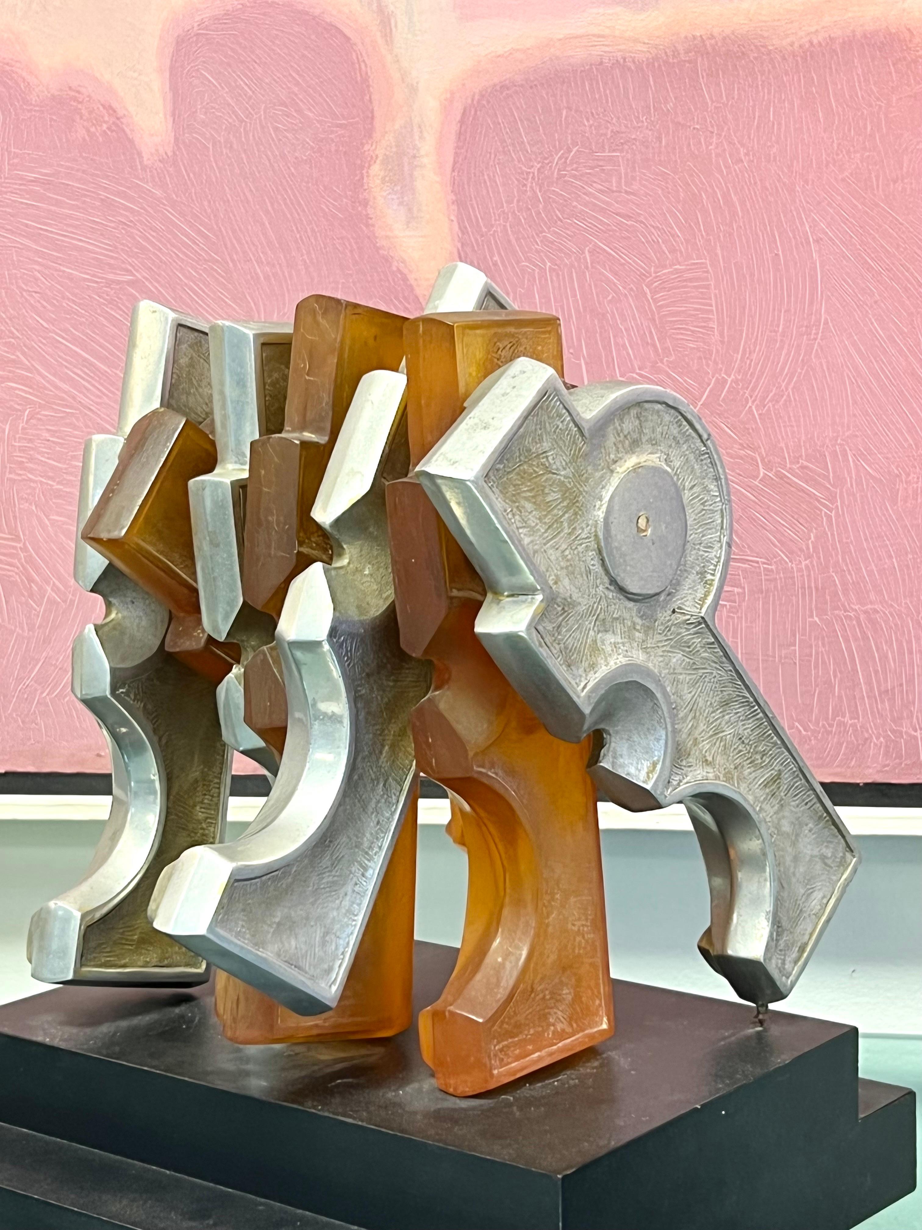 Milieu du XXe siècle David Davies - Sculpture Dynamique abstraite en métal et résine - Futurisme en vente