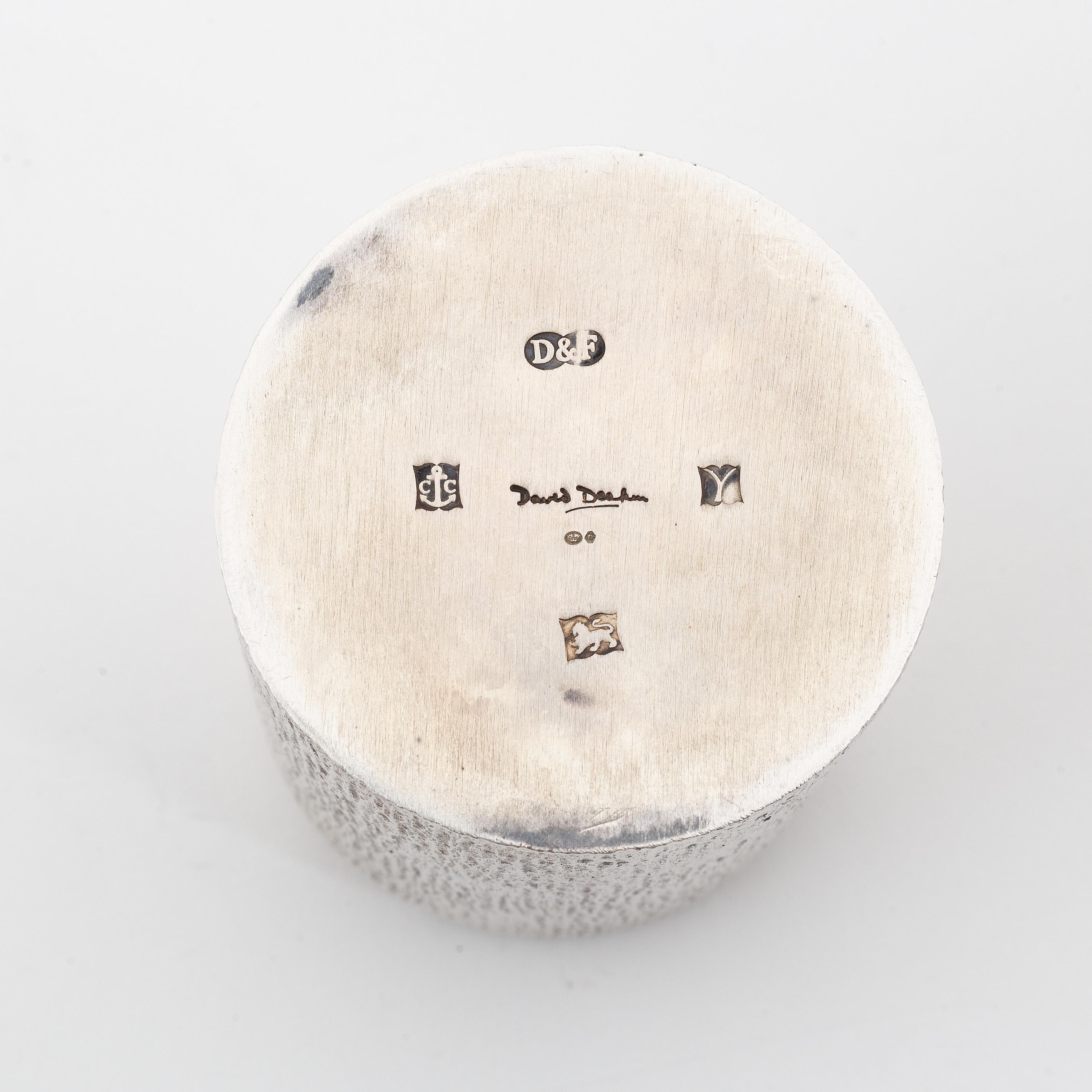 David Deakin, una caja de plata, Deakin & Frances, Birmingham, Inglaterra, 1973, firmado.
Dorado por dentro. Altura 10 cm. Peso total: 343 gramos.
Pieza única de plata martillada y malaquita apta para cigarrillos
Buen estado.