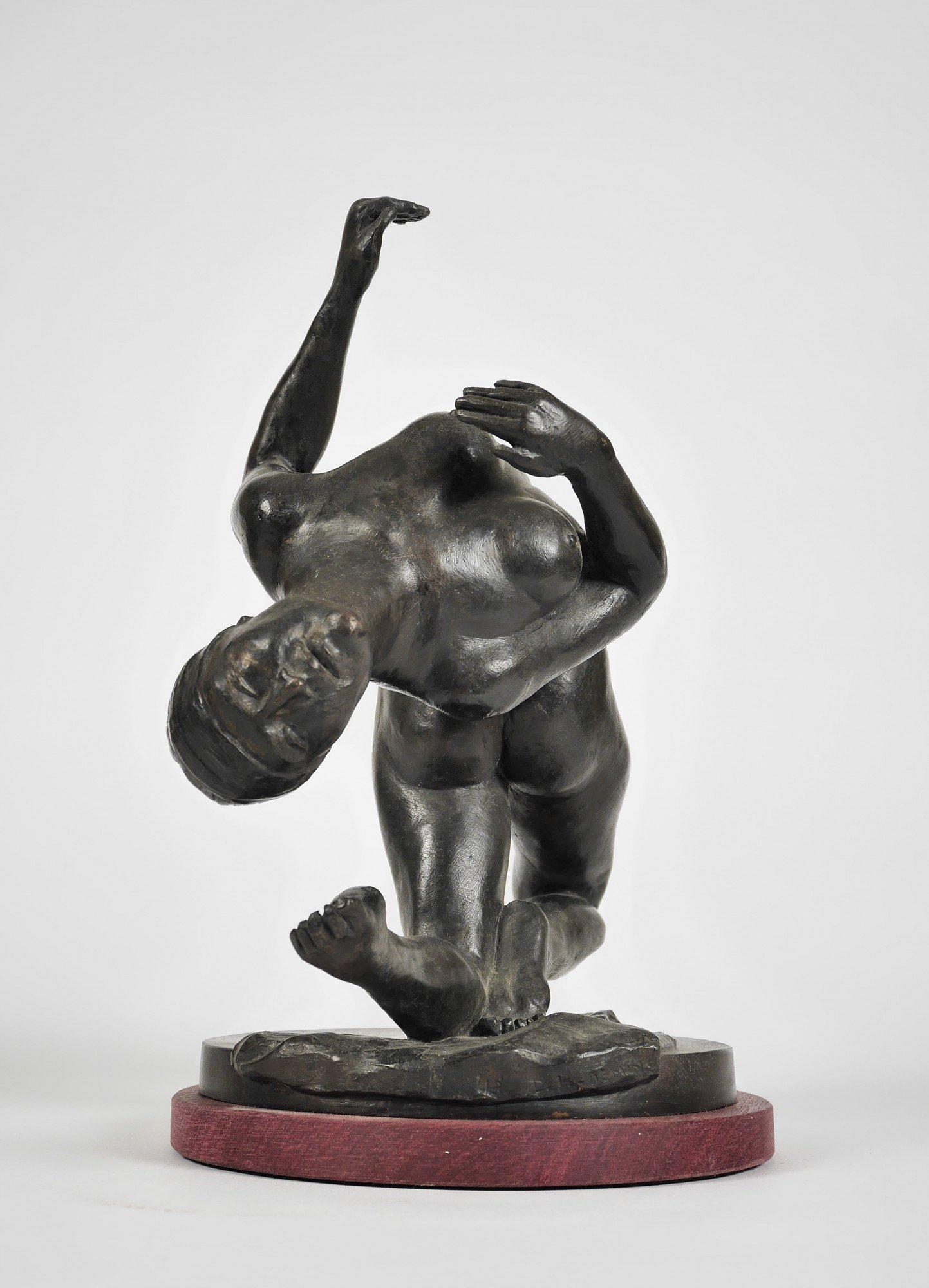 Desnudo contorsionista, Bronce de mujer desnuda del siglo XX, Artista de Cleveland - Nude Sculpture Oro de David Deming