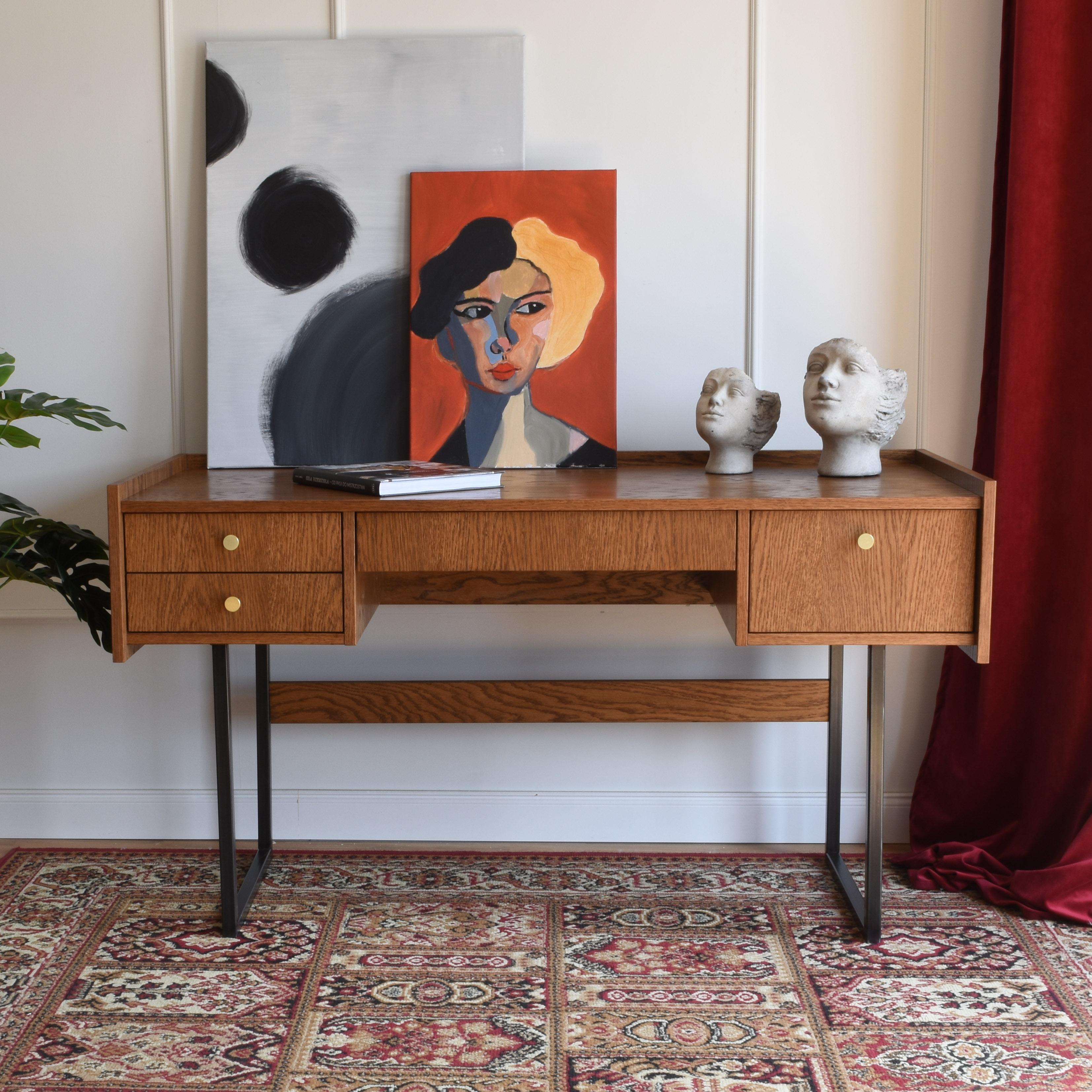 Scrivania David di Pastform
Dimensioni: D 61,5 x L 140 x H 78 cm.
Materiali: Legno colorato e verniciato.

Disponibile in diverse finiture e combinazioni di colori del legno: Whiskey, Rum, Nobel, Natura, Brandy, BPA e Schwarz.