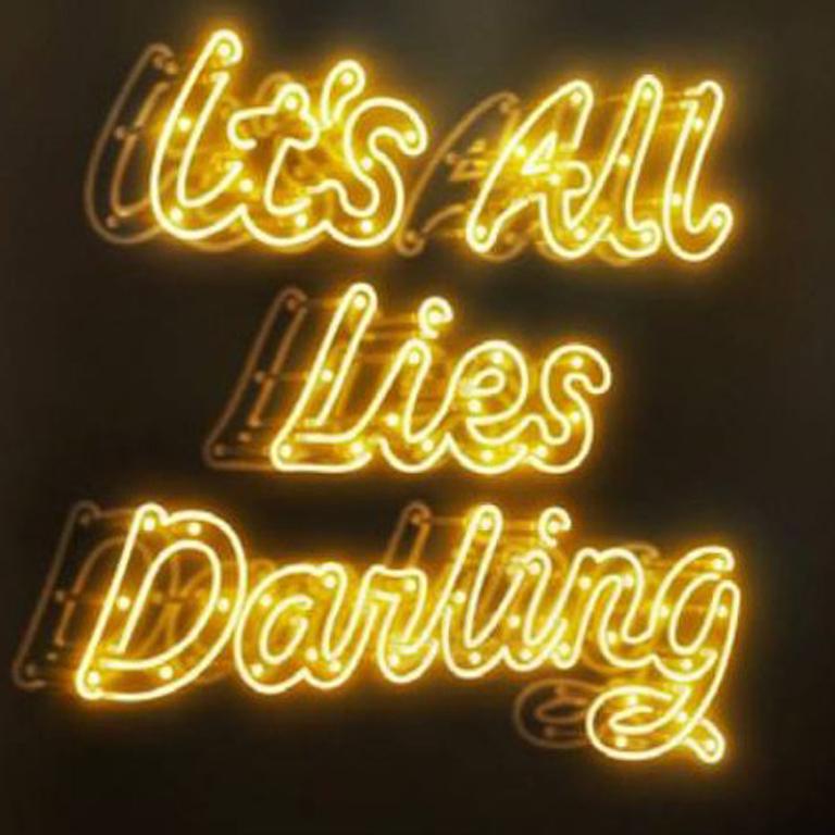 David Drebin
Es sind alles Lügen, Liebling
53.5 x 40,5 x 7 Zoll
Neonlicht-Installation in geräucherter Acrylbox
Wandmontage (mit Hardware)
Ausgabe 9
Einstecken und loslegen

Lichtinstallationen von David Drebin
Entwaffnend unverblümt und