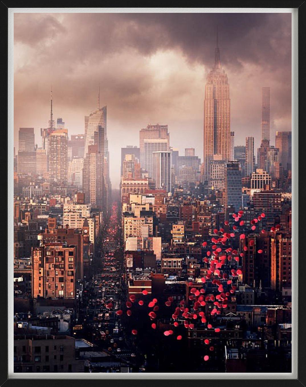 Ballons au-dessus de New York, Vue de la ligne d'horizon des villes, photographie d'art, 2016 - Photograph de David Drebin