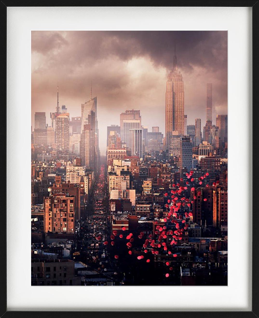 Ballons au-dessus de New York, Vue de la ligne d'horizon des villes, photographie d'art, 2016 - Marron Figurative Photograph par David Drebin