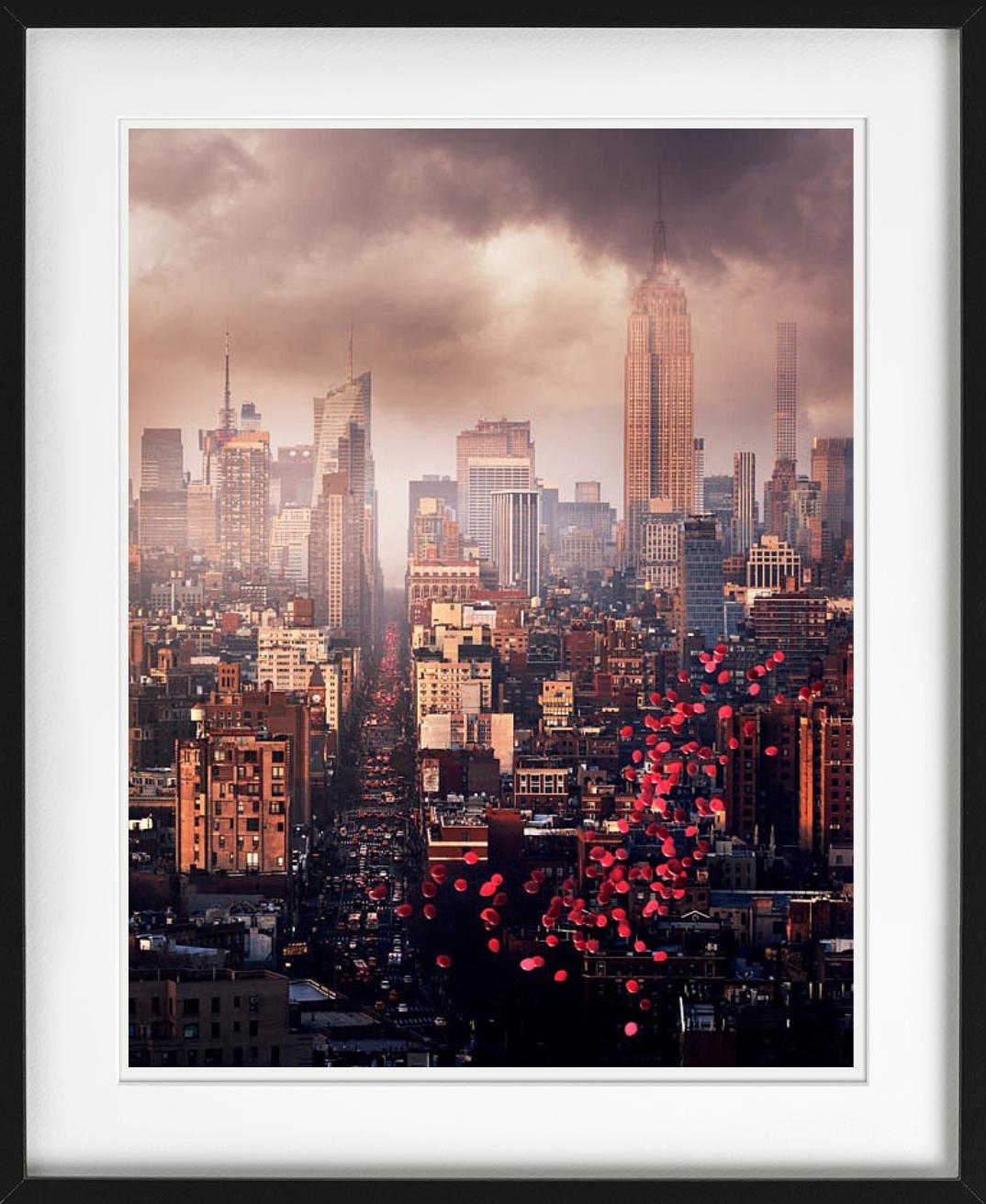Ballons au-dessus de New York, ballons rouges flottant devant l'emblématique skyline de la ville, photographiés par David Drebin.

Tous les tirages sont en édition limitée. Disponible en plusieurs tailles. Encadrement haut de gamme sur