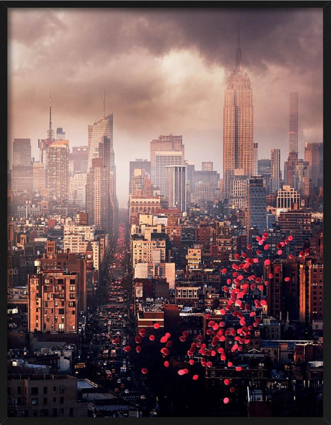 Ballons au-dessus de New York, Vue de la ligne d'horizon des villes, photographie d'art, 2016 en vente 1