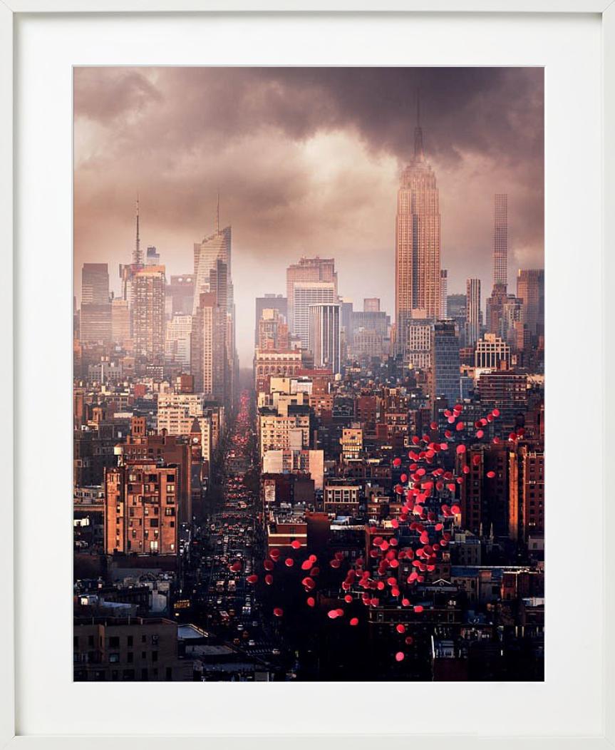 Ballons au-dessus de New York, Vue de la ligne d'horizon des villes, photographie d'art, 2016 en vente 3