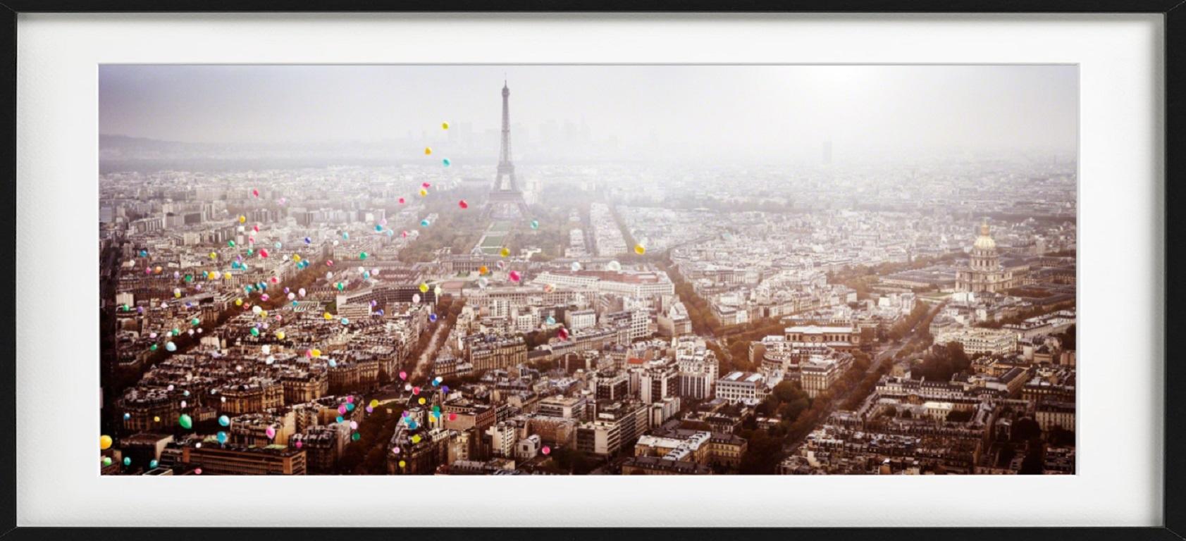 Ballons au-dessus de Paris (France) - vue aérienne de Paris avec ballons de la Tour Eiffel  - Gris Color Photograph par David Drebin