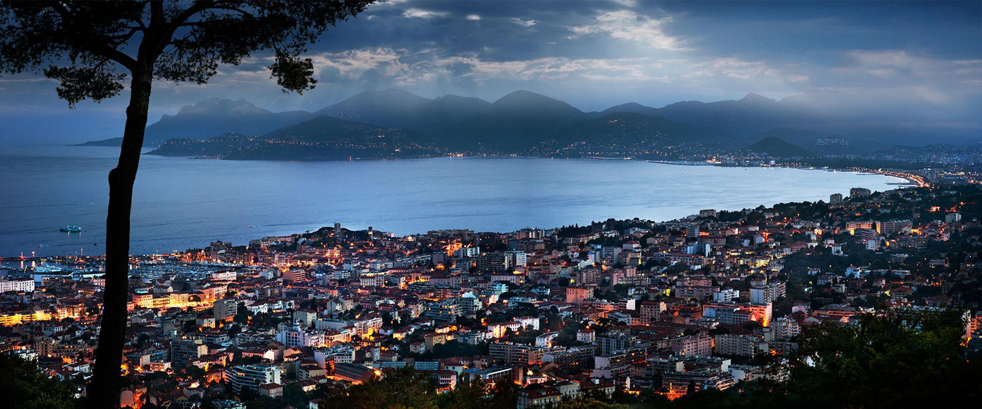 Color Photograph di David Drebin - Baia di Cannes, Francia
