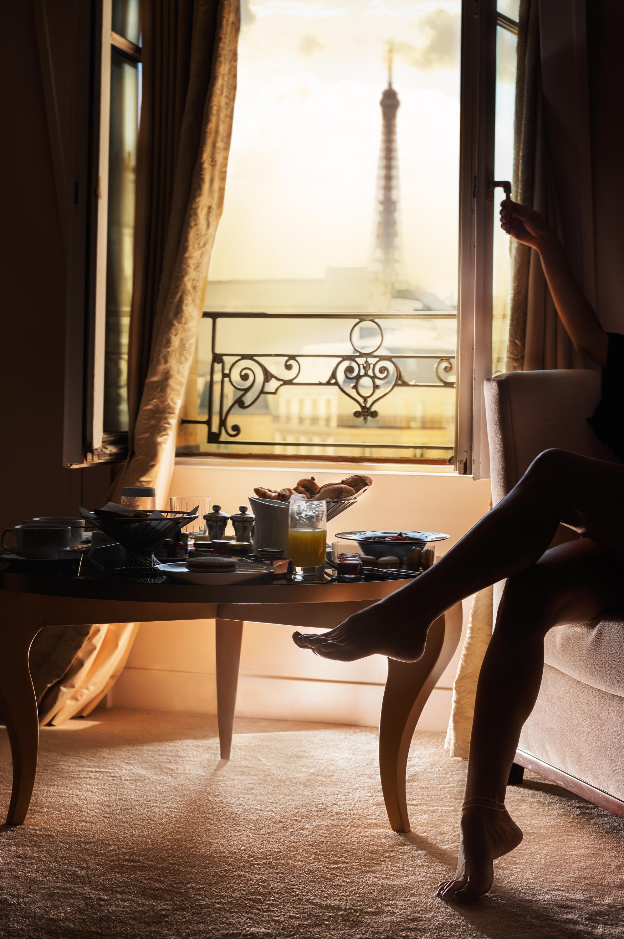Colazione a Parigi, vista balcanica della Torre Eiffel, Fotografia d'autore, 2025