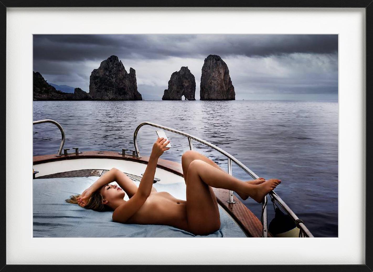 Capri Selfie – nackt auf einem Boot unter wolkenverhangenem Himmel, Kunstfotografie, 2016 (Zeitgenössisch), Photograph, von David Drebin