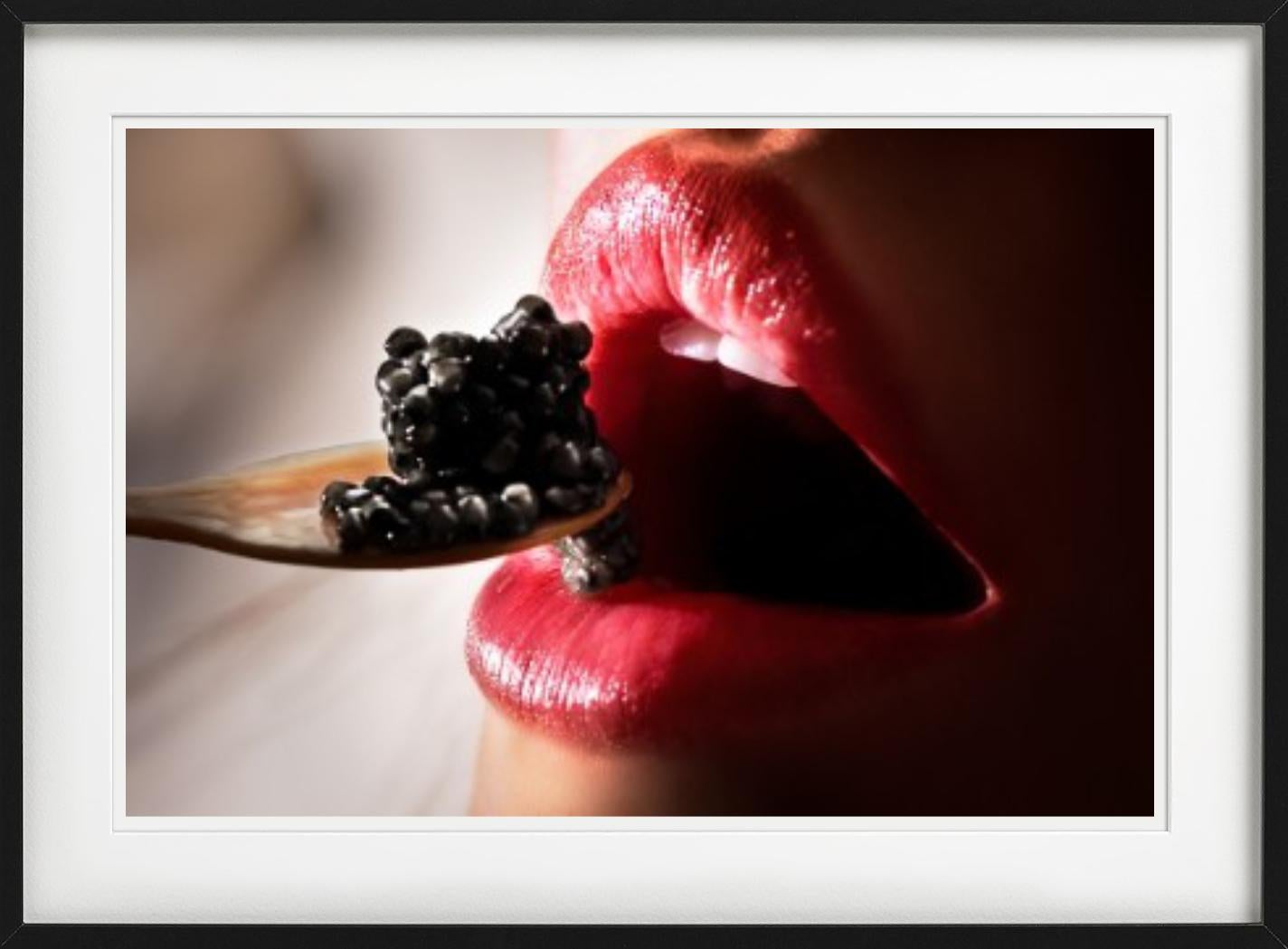 Caviar Dreams, eine Nahaufnahme von roten Lippen, die scheinbar einen Löffel Kaviar in den Mund nehmen, fotografiert von David Drebin.

Alle Drucke sind in limitierter Auflage erhältlich. Erhältlich in mehreren Größen. Hochwertige Einrahmung auf