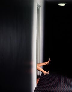 David Drebin – Beine im Flur, Fotografie 2000, Druck nach