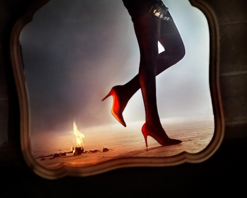 Serie: Polvo de diamante
Todos los tamaños y ediciones disponibles para cada tamaño de esta fotografía:
31" x 41"   	Edición de 10 ejemplares
39" x 51.5"	Edición de 7 

De un modo único, la obra de David Drebin combina los puntos de vista voyeurista