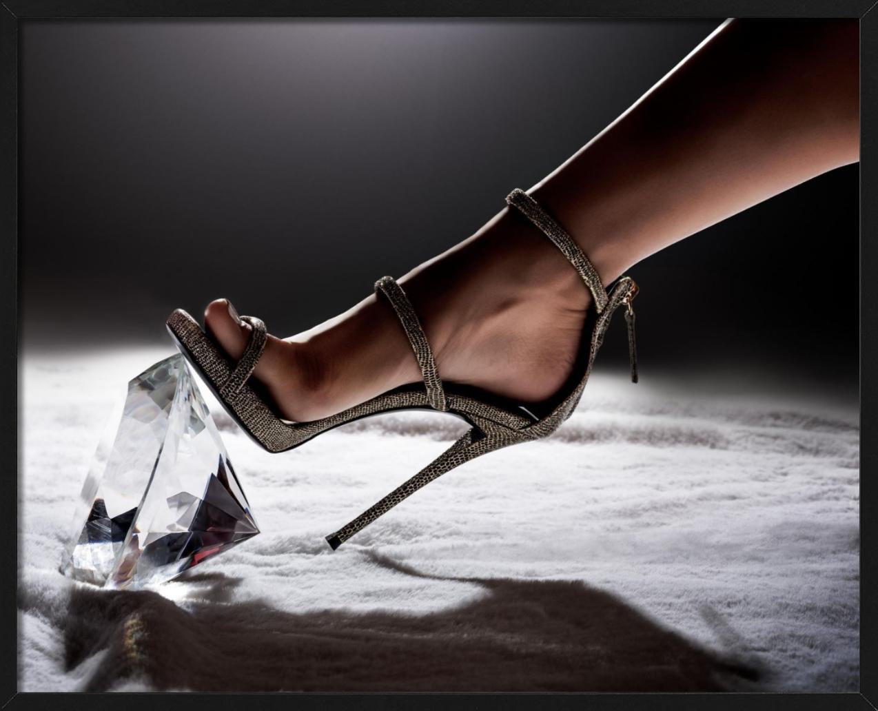 Craqueur de diamants en gros plan d'un talon écrasant un diamant, photographie d'art en vente 5