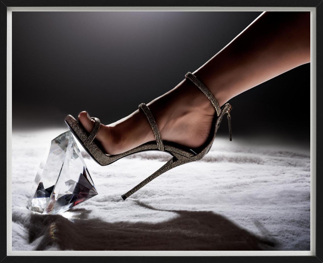 Craqueur de diamants en gros plan d'un talon écrasant un diamant, photographie d'art - Photograph de David Drebin