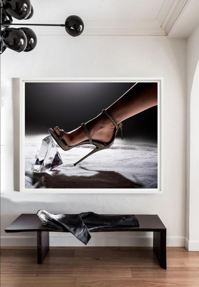 Craqueur de diamants en gros plan d'un talon écrasant un diamant, photographie d'art - Contemporain Photograph par David Drebin