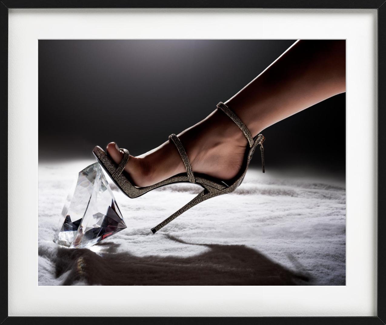Craqueur de diamants en gros plan d'un talon écrasant un diamant, photographie d'art - Noir Figurative Photograph par David Drebin