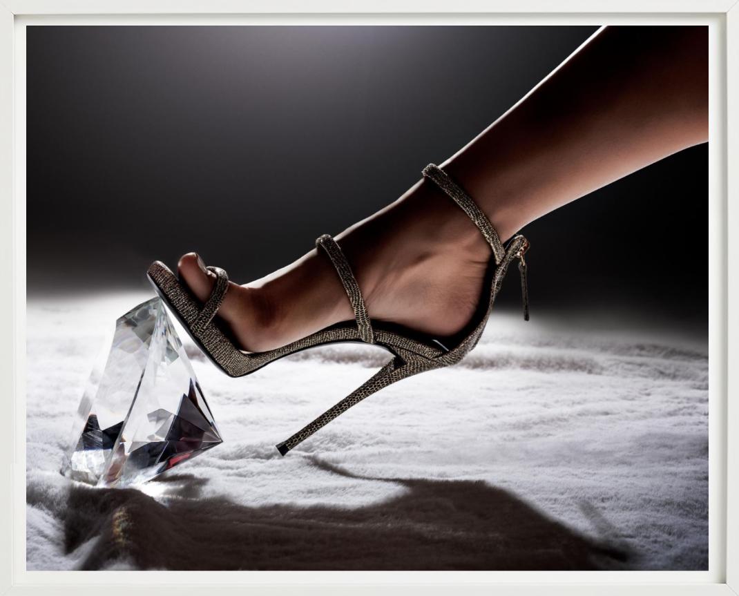 Craqueur de diamants en gros plan d'un talon écrasant un diamant, photographie d'art en vente 1