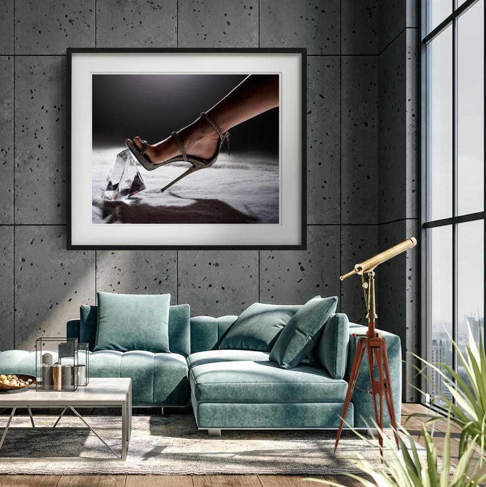 Craqueur de diamants en gros plan d'un talon écrasant un diamant, photographie d'art en vente 4