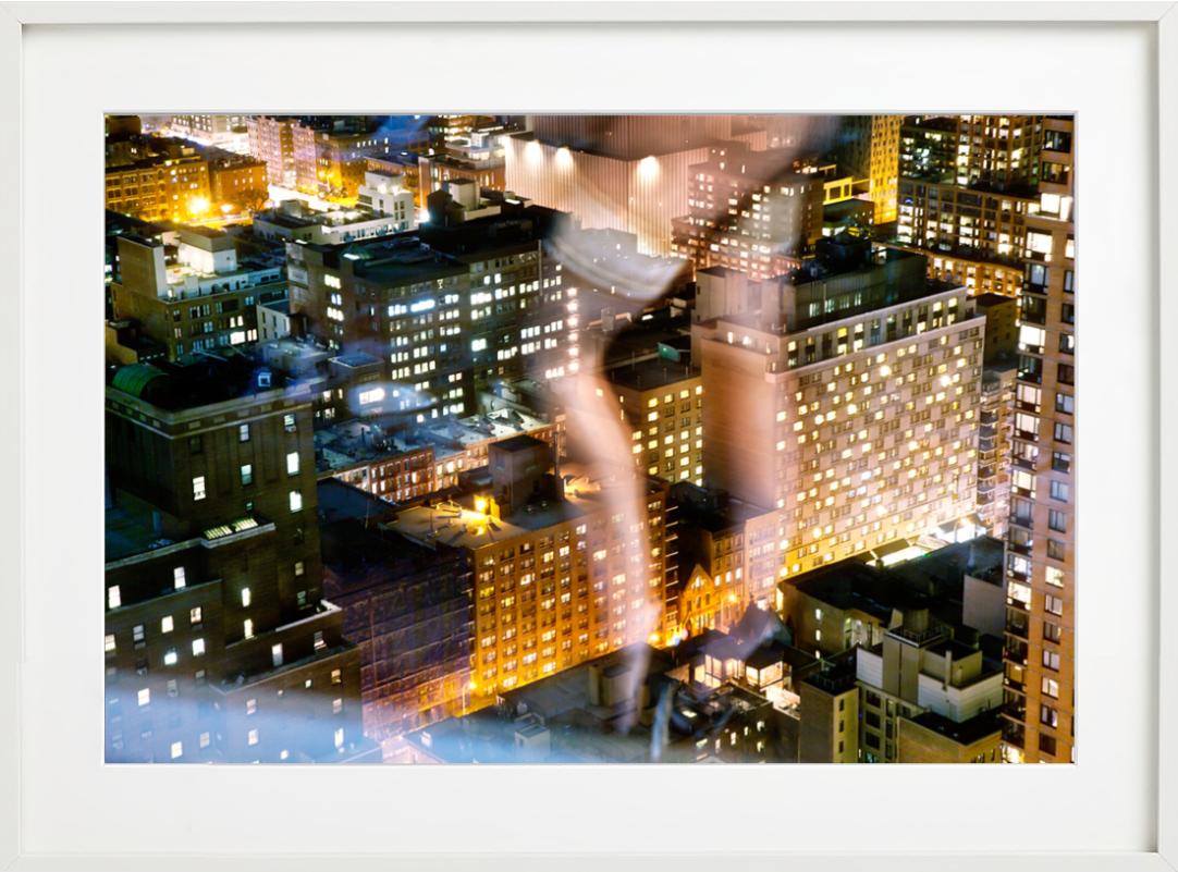 Flashing the City – Aktbeine, die sich in einem Fenster reflektieren, Kunstfotografie, 2012 – Photograph von David Drebin
