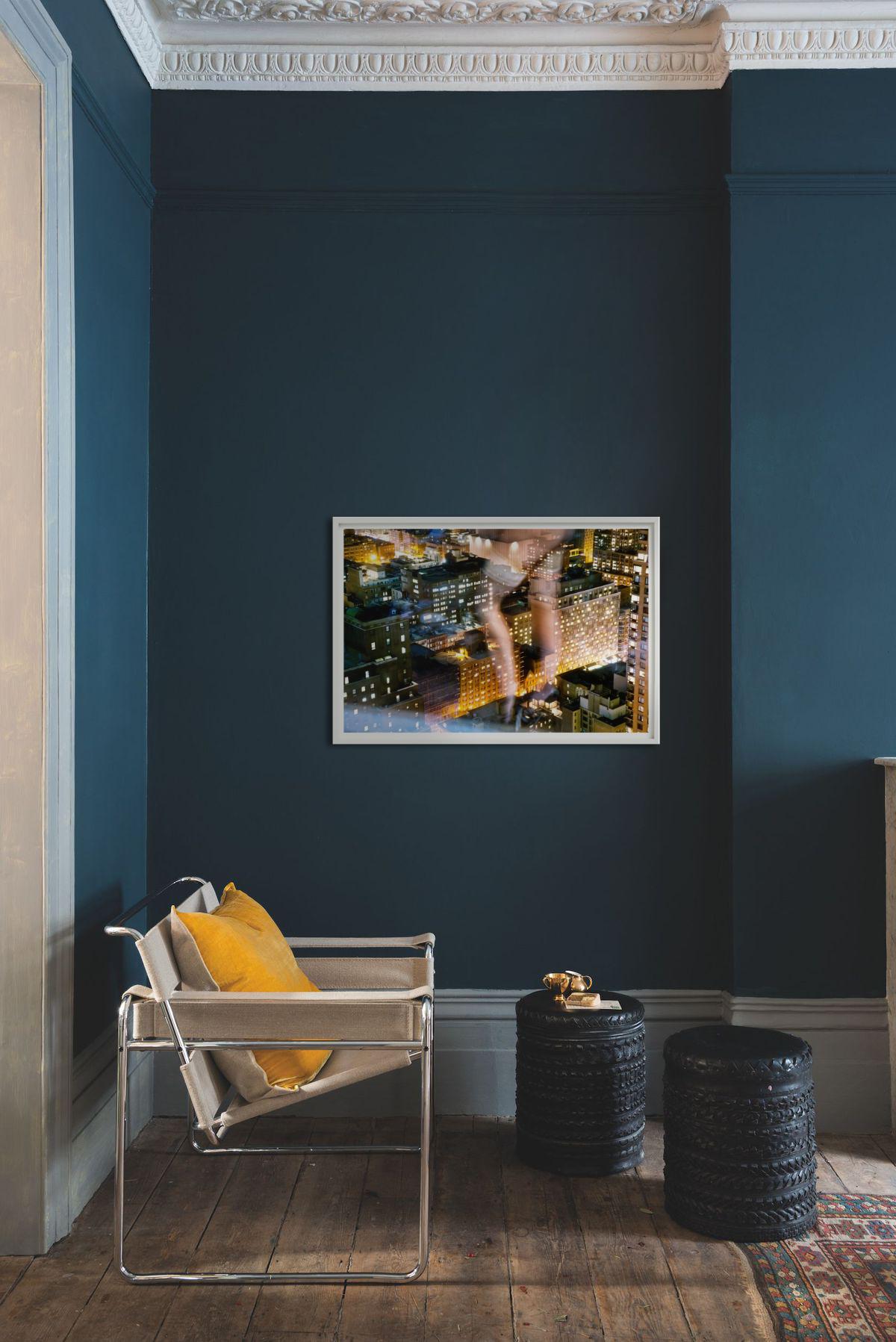 Flashing the City – Aktbeine, die sich in einem Fenster reflektieren, Kunstfotografie, 2012 im Angebot 2