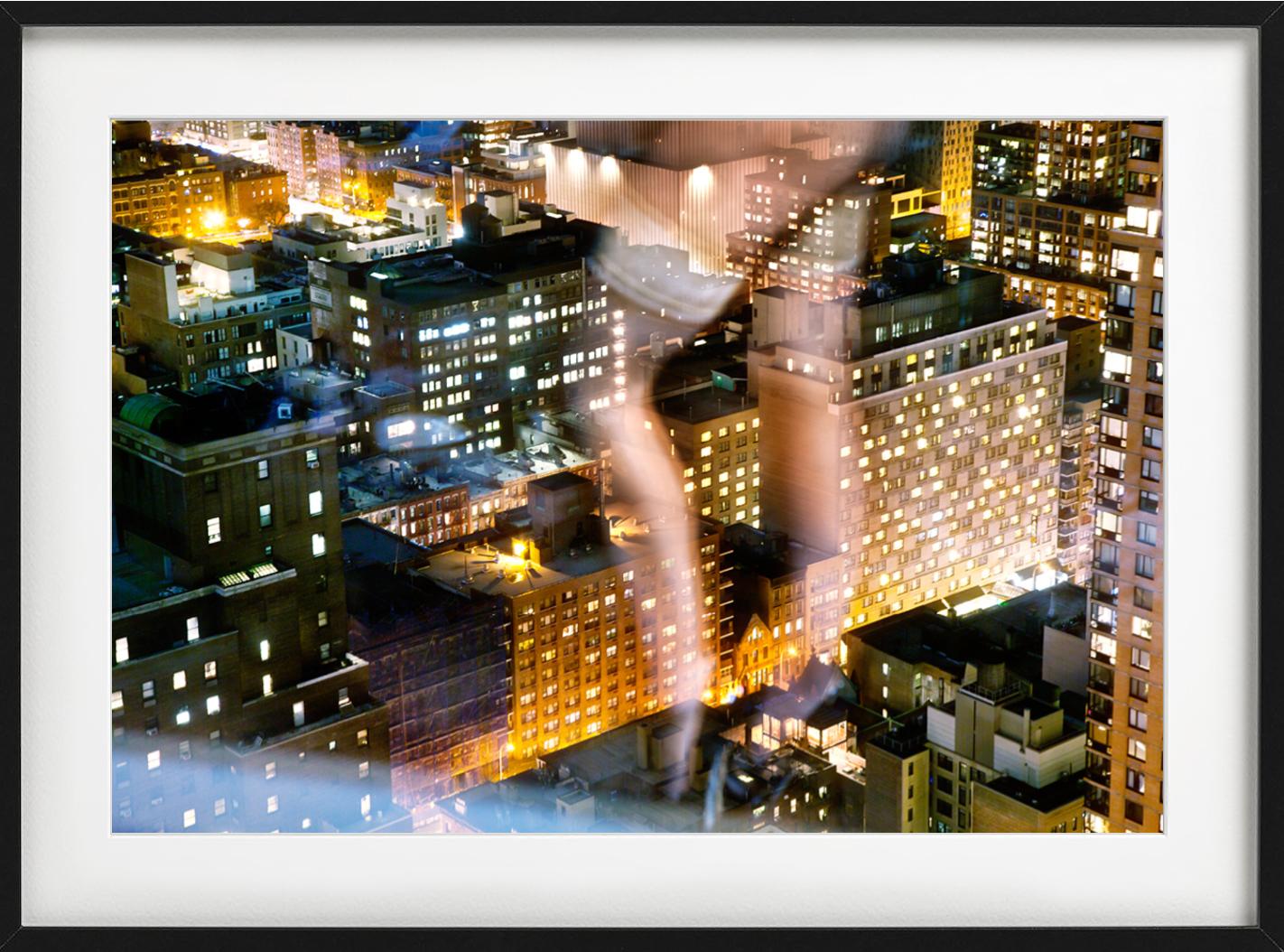 Flashing the City – Aktbeine, die sich in einem Fenster reflektieren, Kunstfotografie, 2012 (Schwarz), Landscape Photograph, von David Drebin