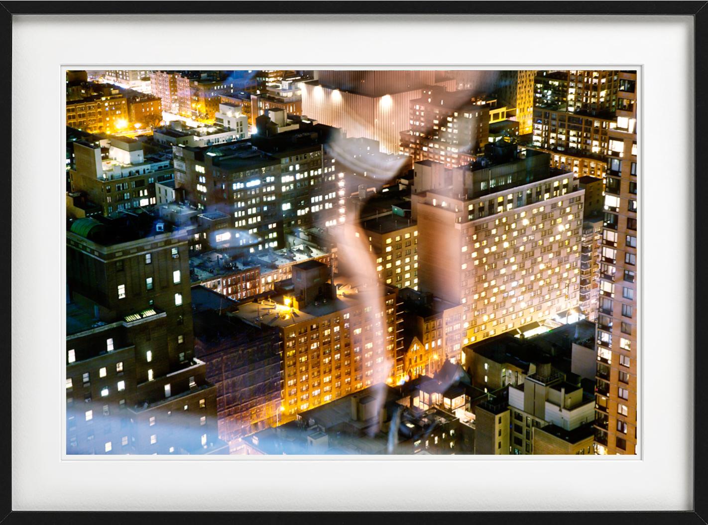 Flashing the City – Aktbeine, die sich in einem Fenster reflektieren, Kunstfotografie, 2012 im Angebot 1