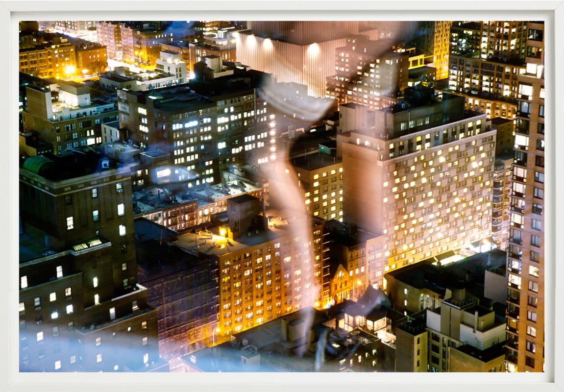 Flashing the City – Aktbeine, die sich in einem Fenster reflektieren, Kunstfotografie, 2012 im Angebot 3