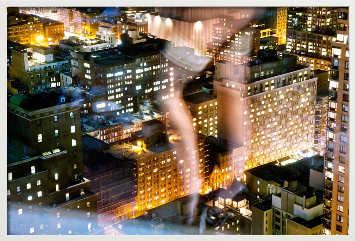 Flashing the City – Aktbeine, die sich in einem Fenster reflektieren, Kunstfotografie, 2012 im Angebot 4