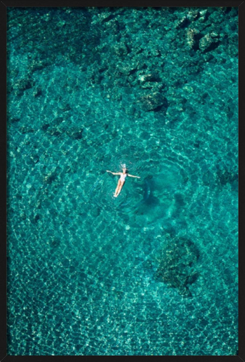 Im Meer treibende Frau, fotografiert von David Drebin. 

Alle Drucke sind in limitierter Auflage erhältlich. Erhältlich in mehreren Größen. Hochwertige Einrahmung auf Anfrage. Alle Drucke werden von der Künstlerin oder dem Künstler angefertigt und