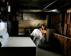 Stampa cromogenica “Ragazza e lavatrice”, ritratto cinematografico, firmata, 48x60