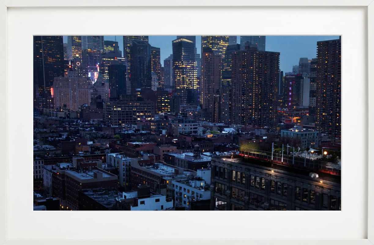 Mädchen in New York City - Stadtbild bei Einbruch der Dunkelheit, Fine Art Photography, 2011 (Schwarz), Color Photograph, von David Drebin