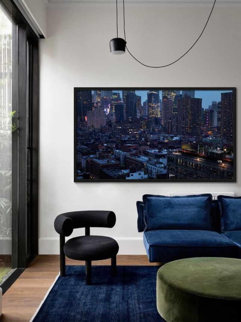 New York Citiyscape mit leuchtenden Lichtern bei Einbruch der Dunkelheit, fotografiert von David Drebin im Jahr 2011.

Alle Drucke sind in limitierter Auflage erhältlich. Erhältlich in mehreren Größen. Hochwertige Einrahmung auf Anfrage.

Alle