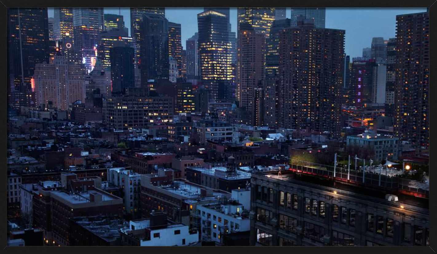 Mädchen in New York City - Stadtbild bei Einbruch der Dunkelheit, Fine Art Photography, 2011 im Angebot 1
